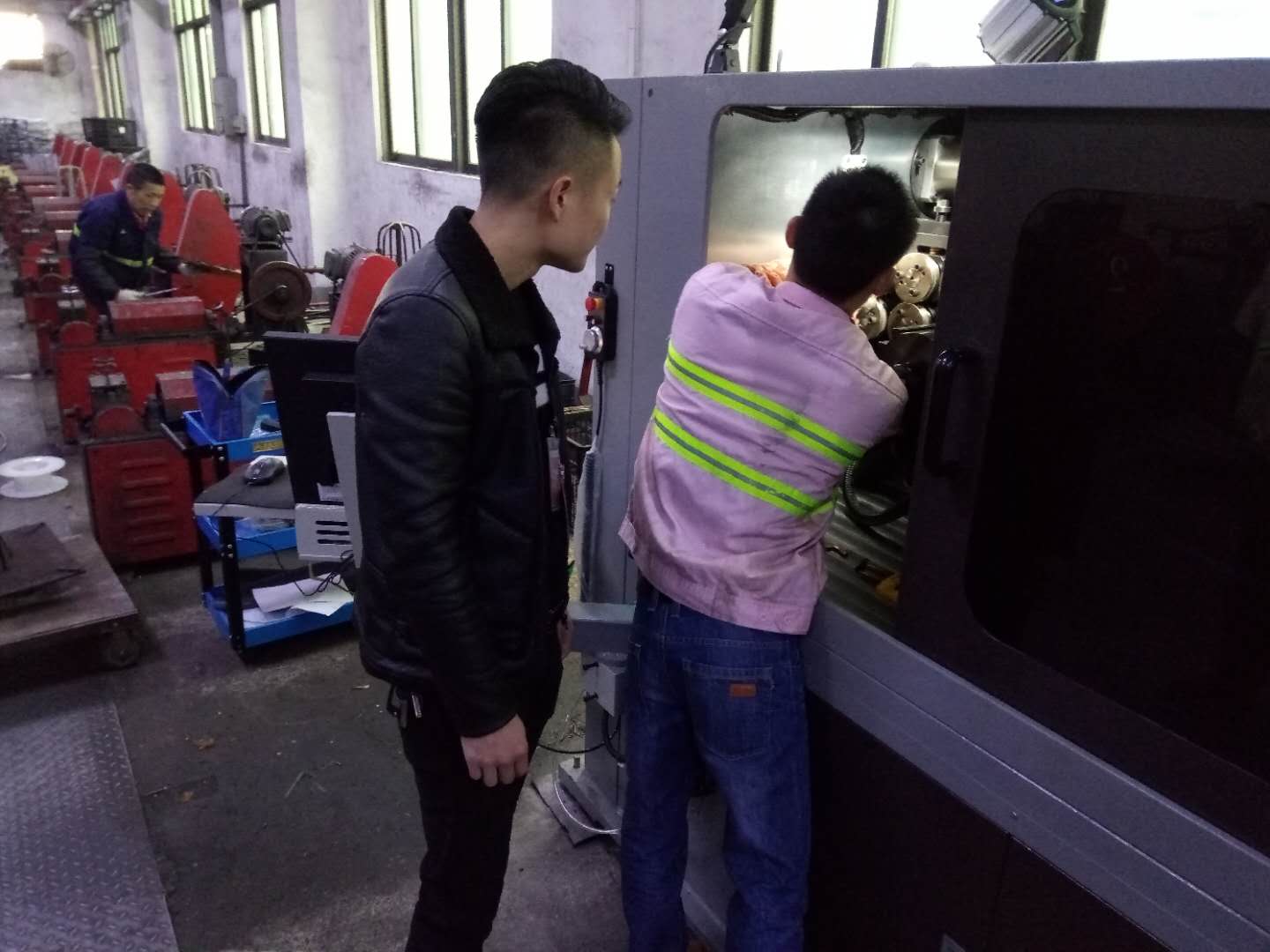 Milanosport
技术人员培训员工调机