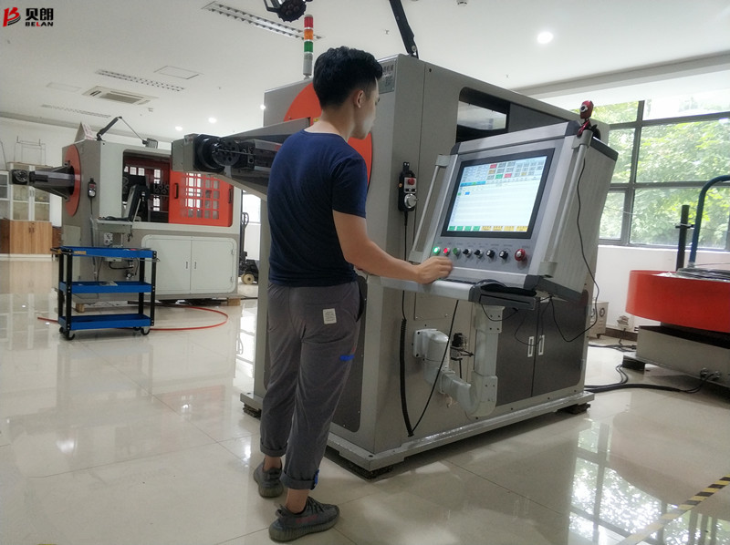 Milanosport
业务精英学习调试线材立体折弯机