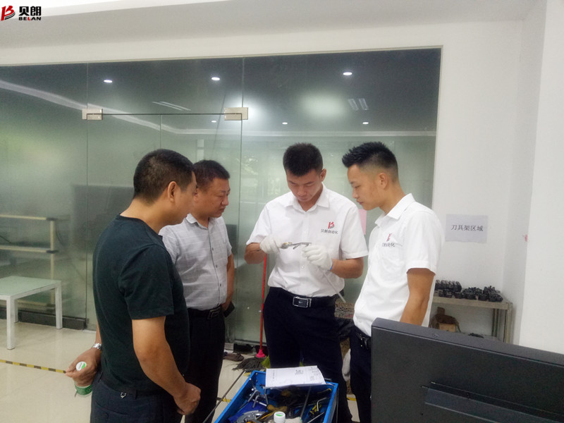 东莞客户参观Milanosport
智能全自动弯线机，连连称赞！