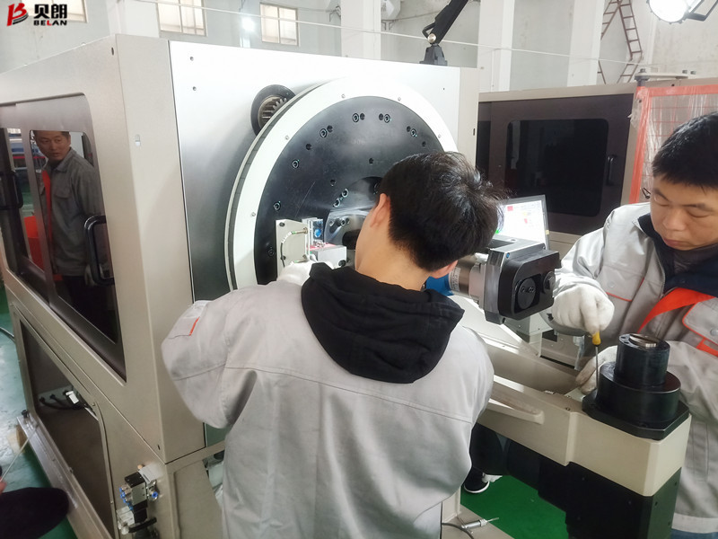 数控铁丝成型机装配工作我们是认真的